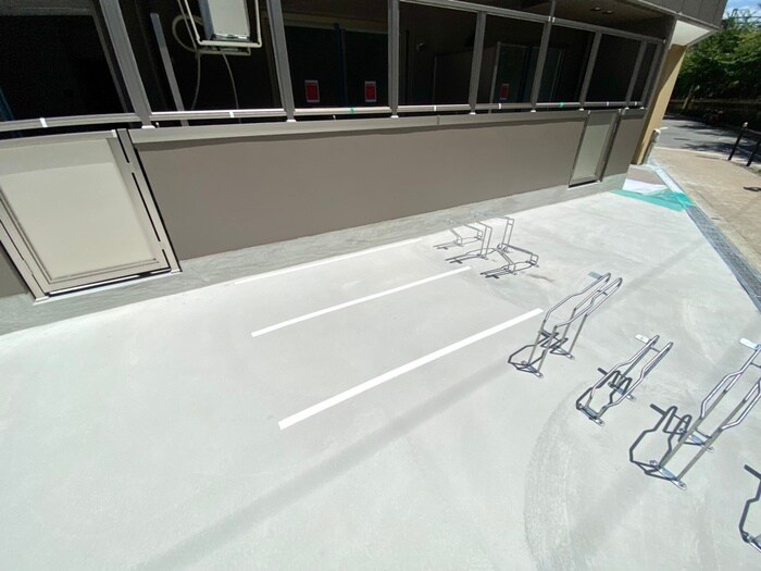 物件外観写真3　(バイク置き場)