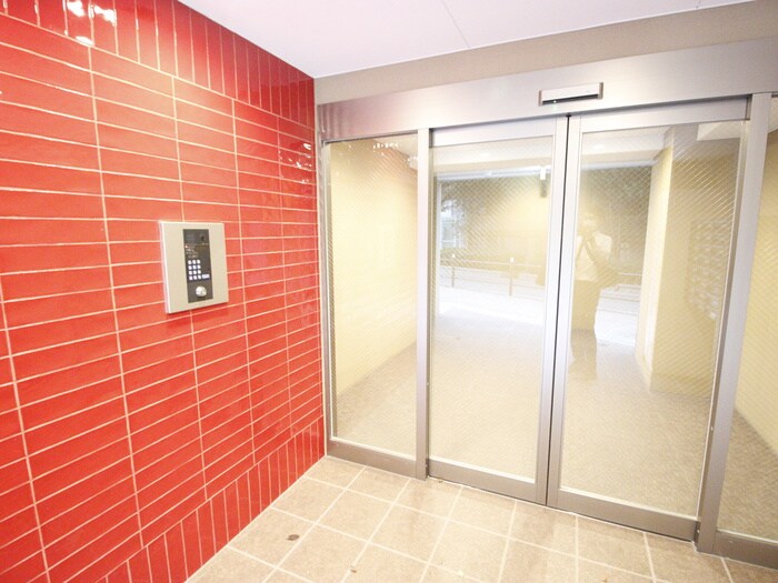 物件外観写真6　(エントランス部分)