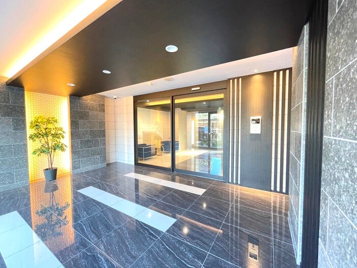 物件外観写真2　(エントランス部分)