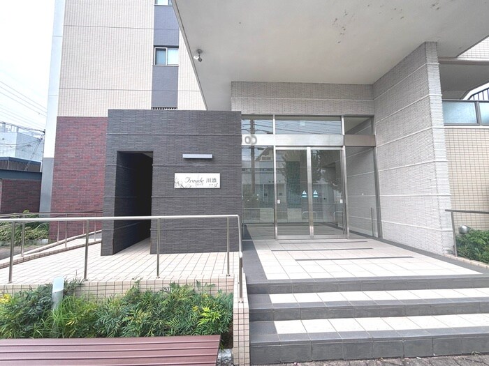 物件外観写真4　(エントランス部分)