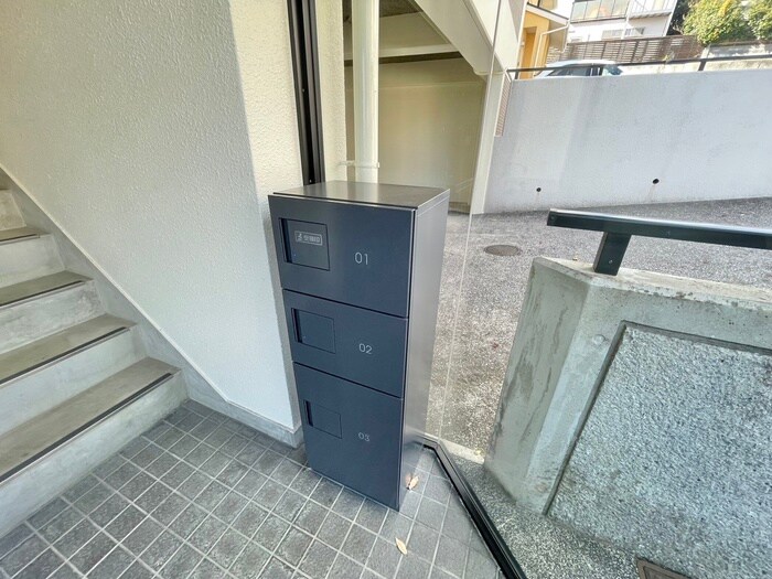 物件外観写真3　(バイク置き場)