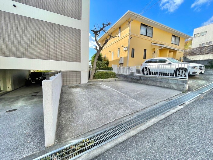 物件外観写真5　(駐車場)