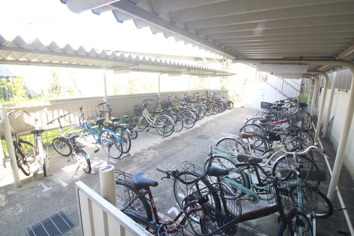 物件外観写真4　(駐輪場)