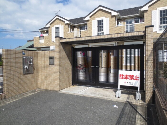 物件外観写真3　(エントランス部分)