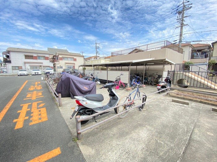 物件外観写真4　(バイク置き場)