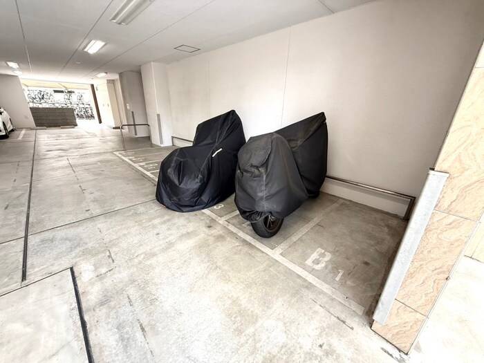 物件外観写真4　(バイク置き場)