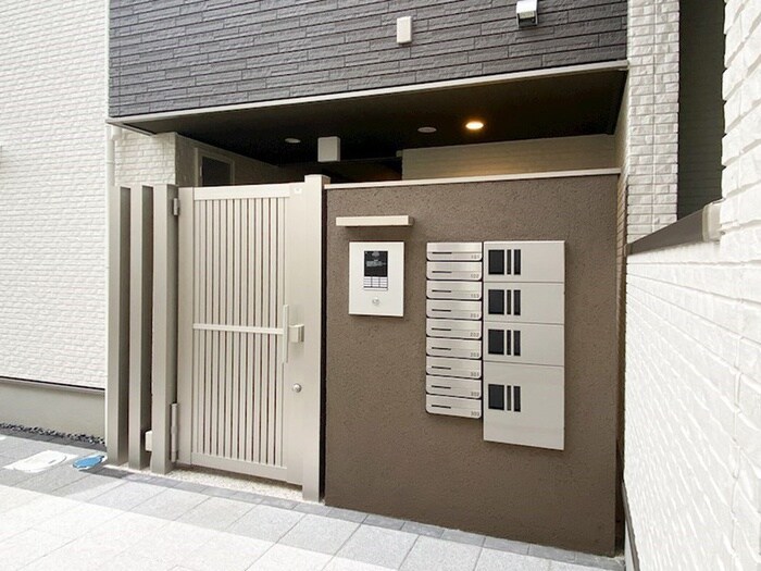 物件外観写真4　(エントランス部分)