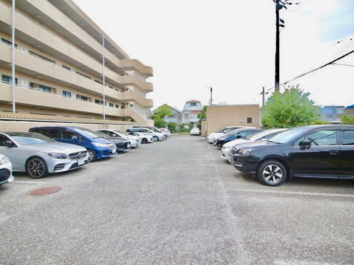 物件外観写真6　(駐車場)