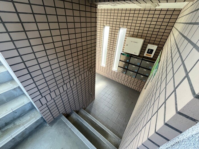 物件外観写真5　(エントランス部分)