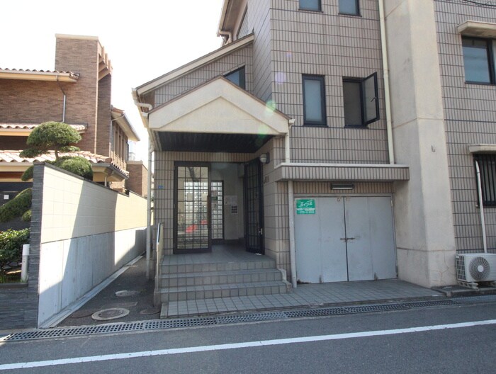 物件外観写真6　(エントランス部分)