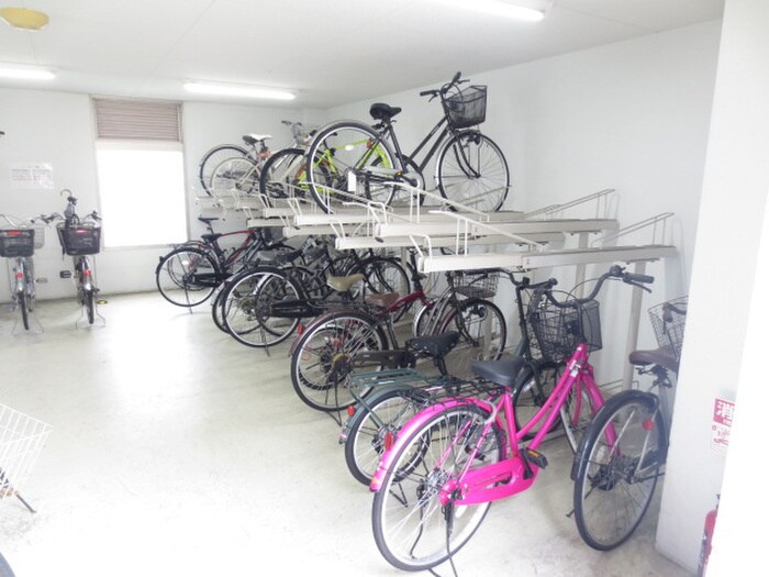 物件外観写真4　(駐輪場)