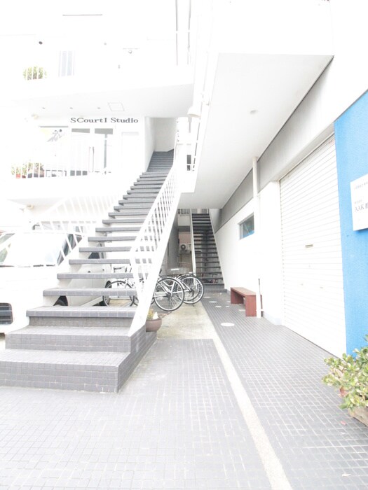 物件外観写真3　(エントランス部分)