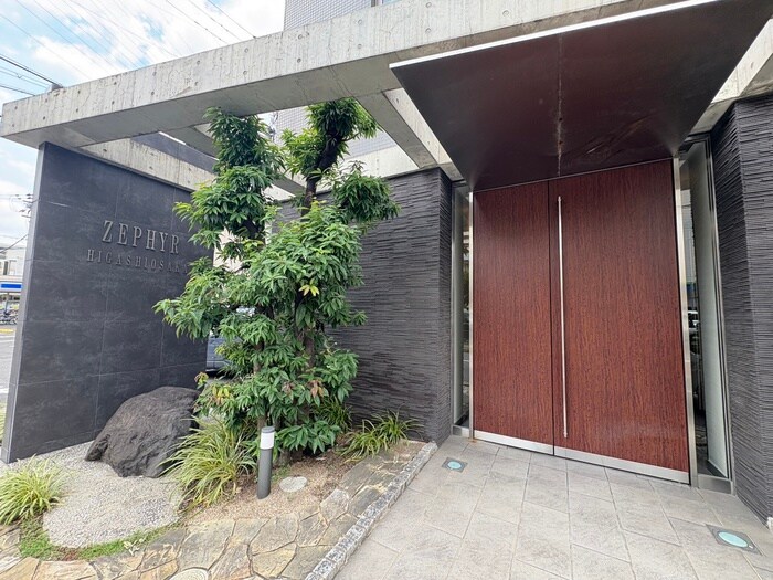 物件外観写真2　(エントランス部分)