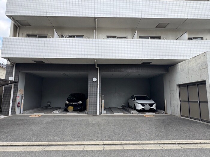 物件外観写真3　(駐車場)