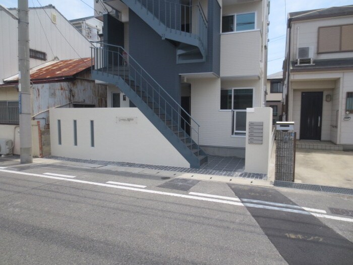 物件外観写真4　(エントランス部分)