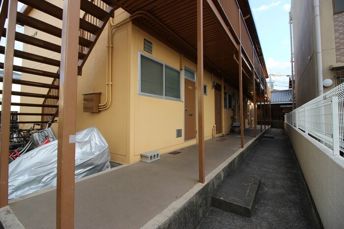 物件外観写真4　(エントランス部分)