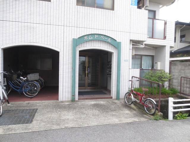 物件外観写真3　(エントランス部分)