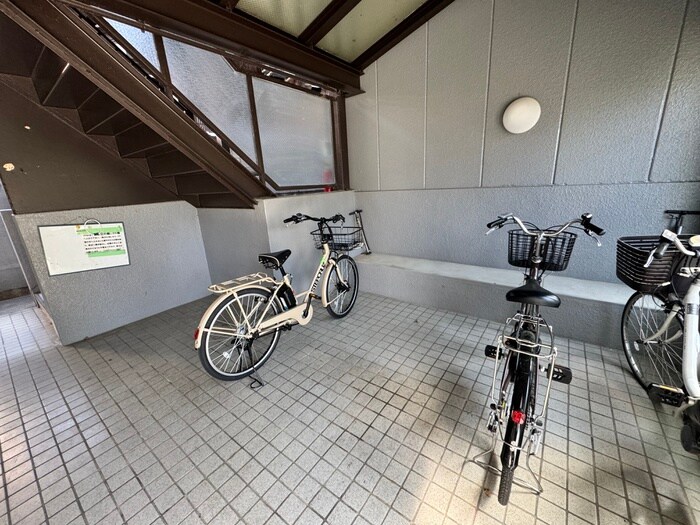 物件外観写真4　(駐輪場)