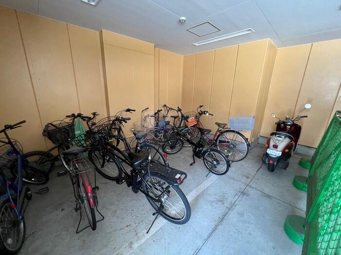 物件外観写真5　(駐輪場)