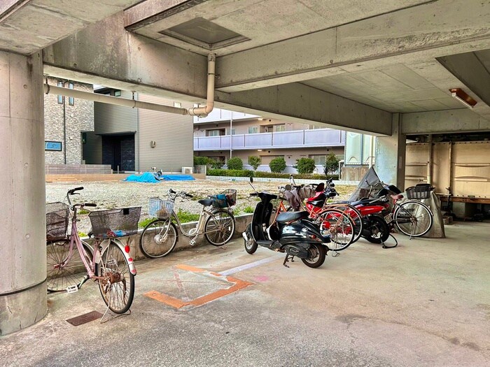 物件外観写真4　(駐輪場)