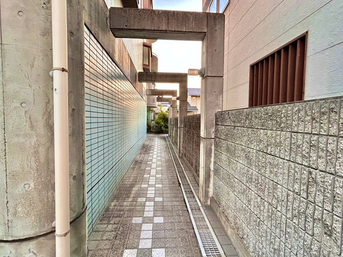 物件外観写真6　(エントランス部分)