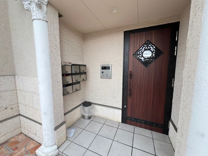 物件外観写真3　(エントランス部分)