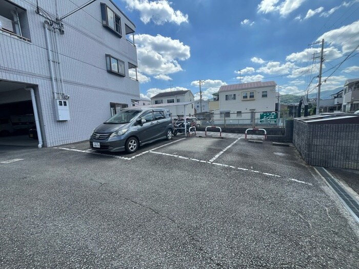 物件外観写真5　(駐車場)