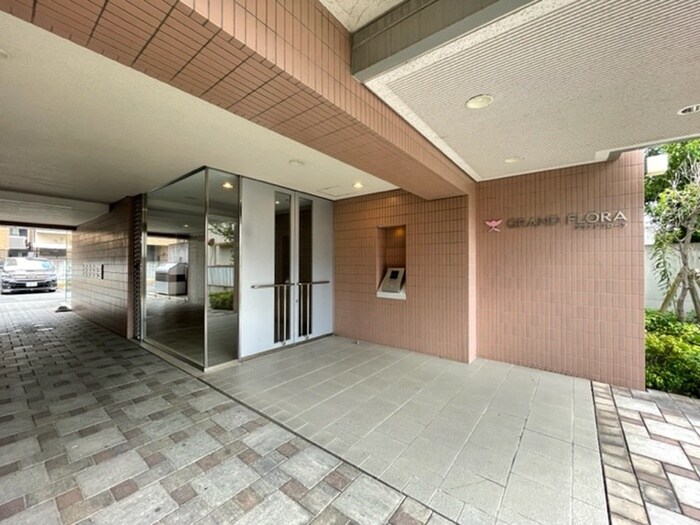 物件外観写真3　(エントランス部分)