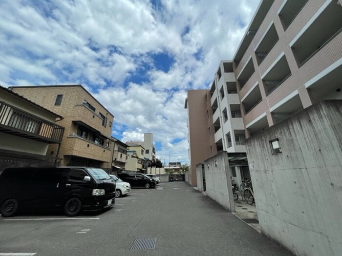 物件外観写真4　(駐車場)