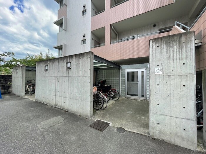 物件外観写真5　(駐輪場)