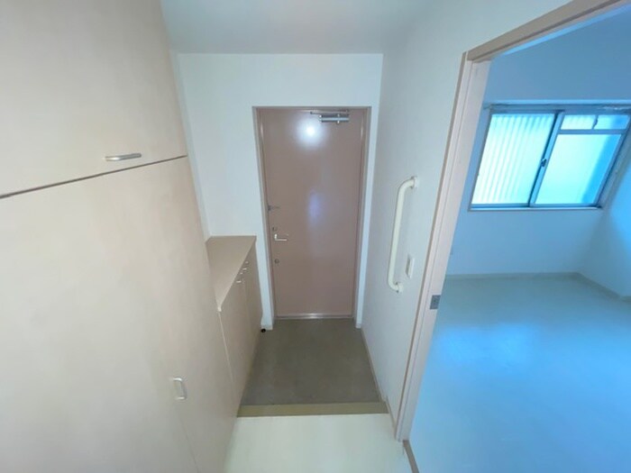 物件内観写真12　(玄関)