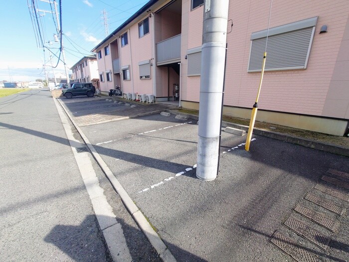 物件外観写真4　(駐車場)