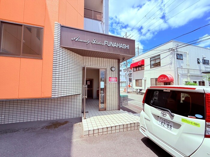 物件外観写真4　(エントランス部分)