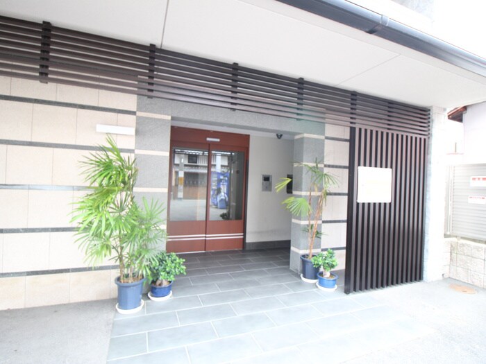 物件外観写真2　(エントランス部分)