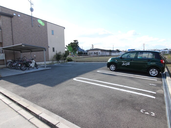 物件外観写真6　(駐車場)