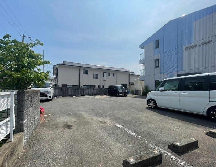 物件外観写真3　(駐車場)