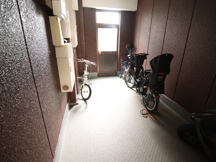 物件外観写真4　(駐輪場)