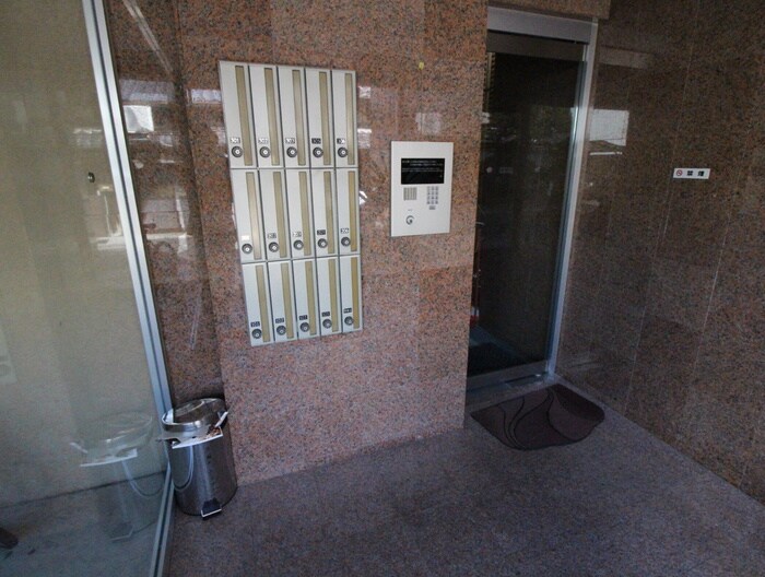 物件外観写真4　(エントランス部分)