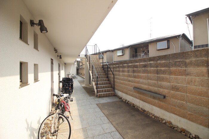 物件外観写真3　(エントランス部分)