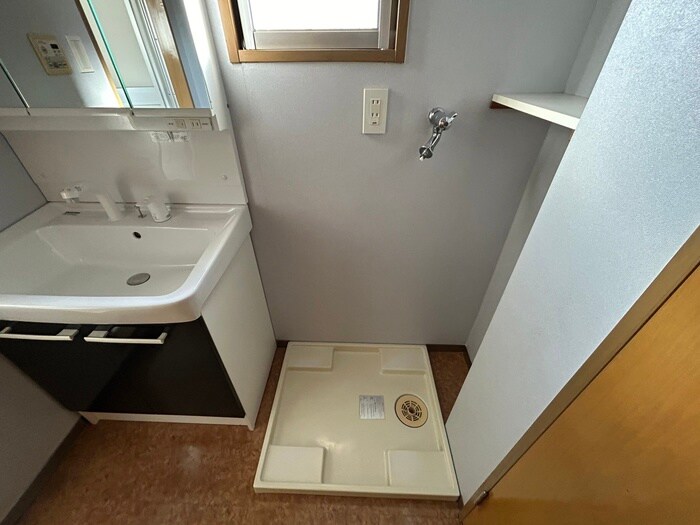 物件内観写真14　(洗濯機置場)