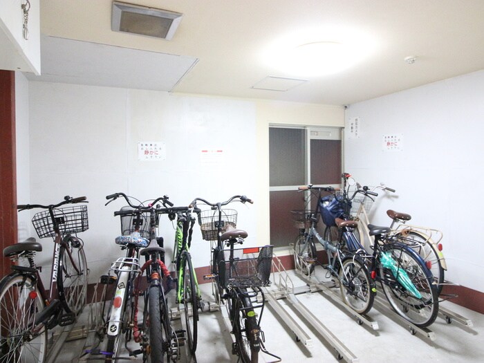 物件外観写真5　(駐輪場)