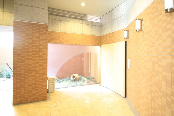 物件外観写真4　(エントランス部分)