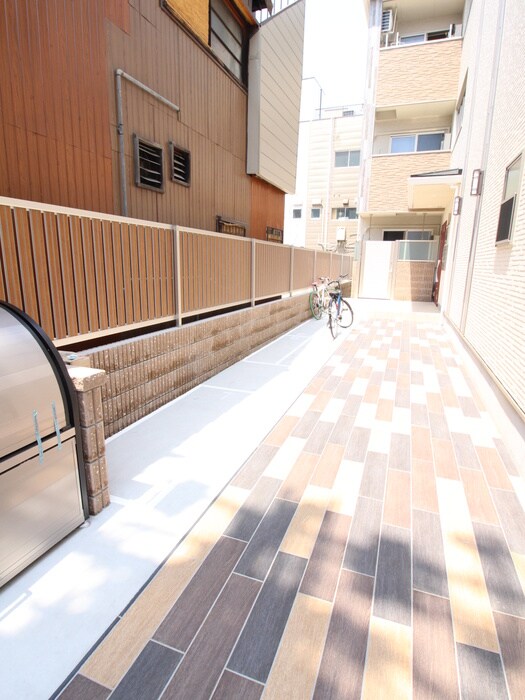 物件外観写真2　(エントランス部分)