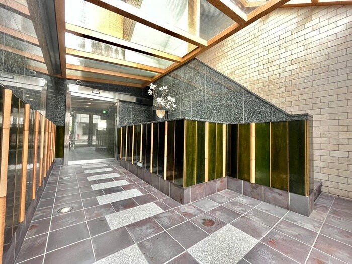 物件外観写真2　(エントランス部分)