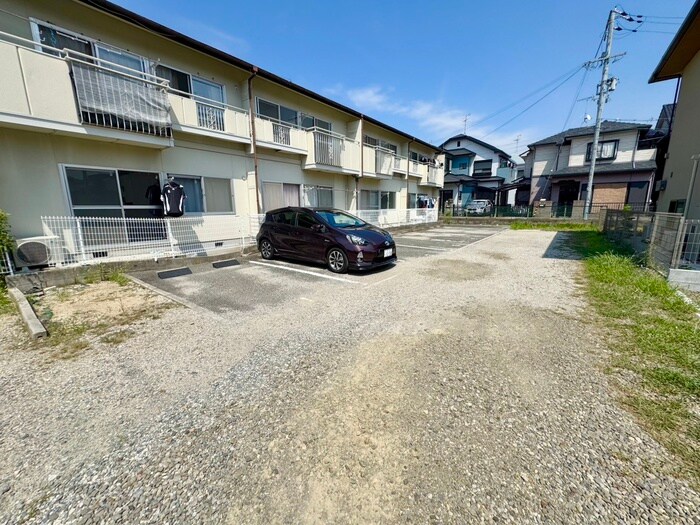 物件外観写真3　(駐車場)