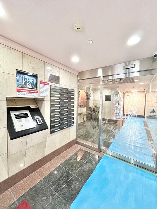 物件外観写真2　(エントランス部分)