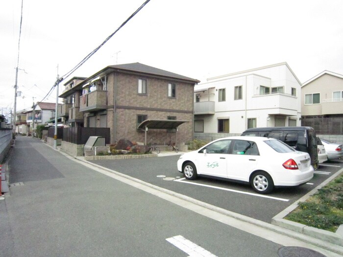 物件外観写真3　(駐車場)