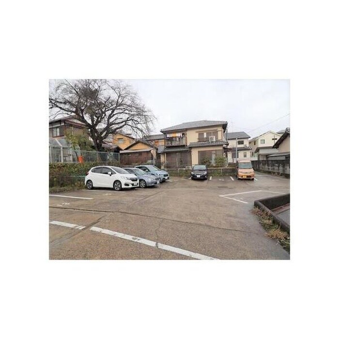 物件外観写真6　(駐車場)