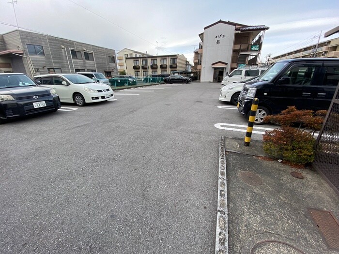物件外観写真2　(駐車場)