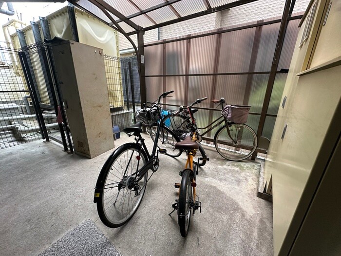 物件外観写真4　(駐輪場)